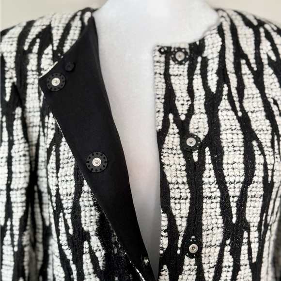 Peggy Jennings ~ Couture Jacket ~ Wool with Silk Lining & Embroidery. 🖤🤍 - Picture 5 of 7